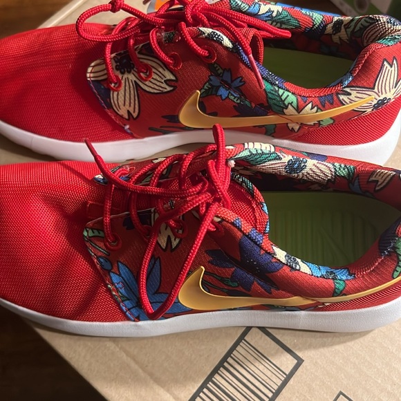 Deadstock Women’s Nike Roshe Run Aloha Hawaiian Print.New with tags, NO BOX. - Picture 3 of 5